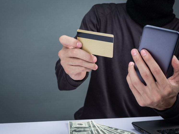 Супруги из Красноярска получили условные сроки за кражу денег с банковской карты, найденной в аптеке