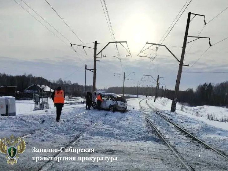Два человека погибли при столкновении поезда и автомобиля в Алтайском крае