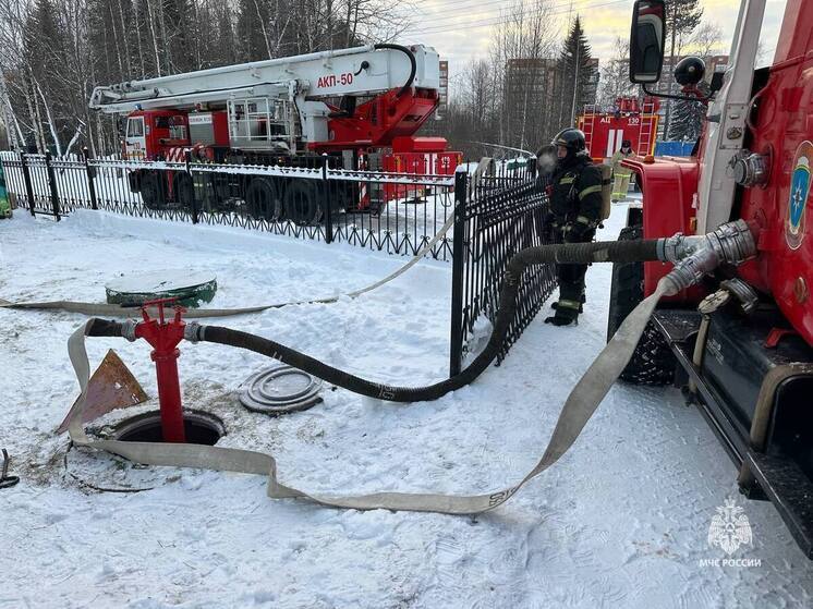 В Нягани отработали действия при пожаре в культурном учреждении: прошли масштабные пожарно‑тактические учения