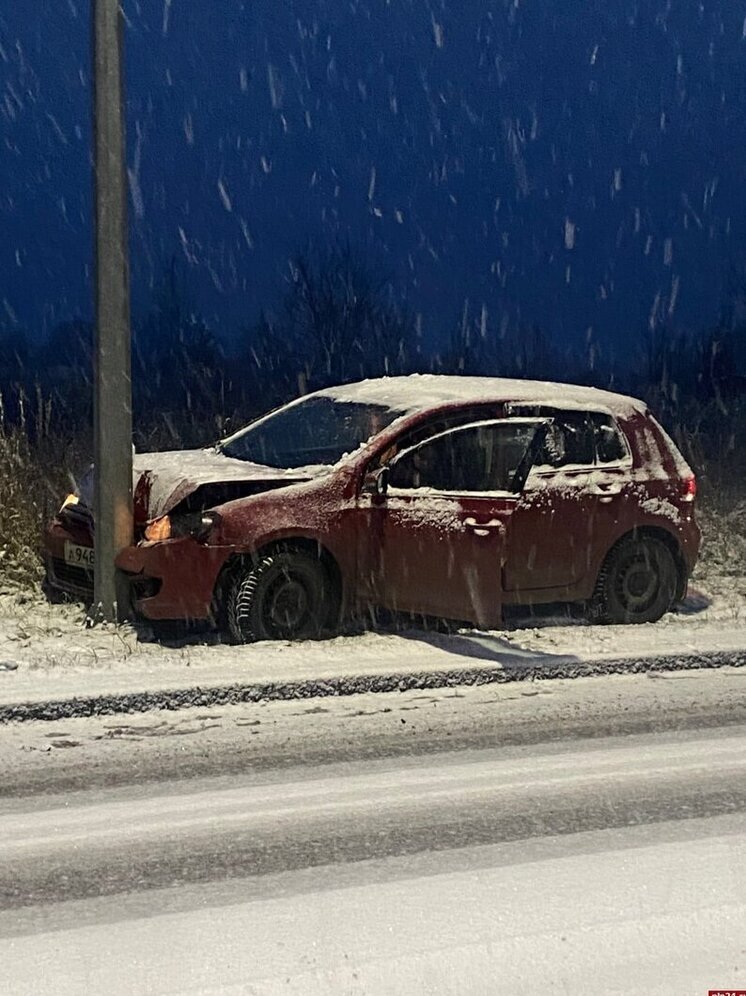 Водитель не справилась с управлением и влетела в столб напротив псковского лицея