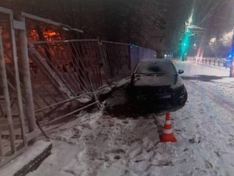 В Челябинске пьяный водитель снес железный забор у школы