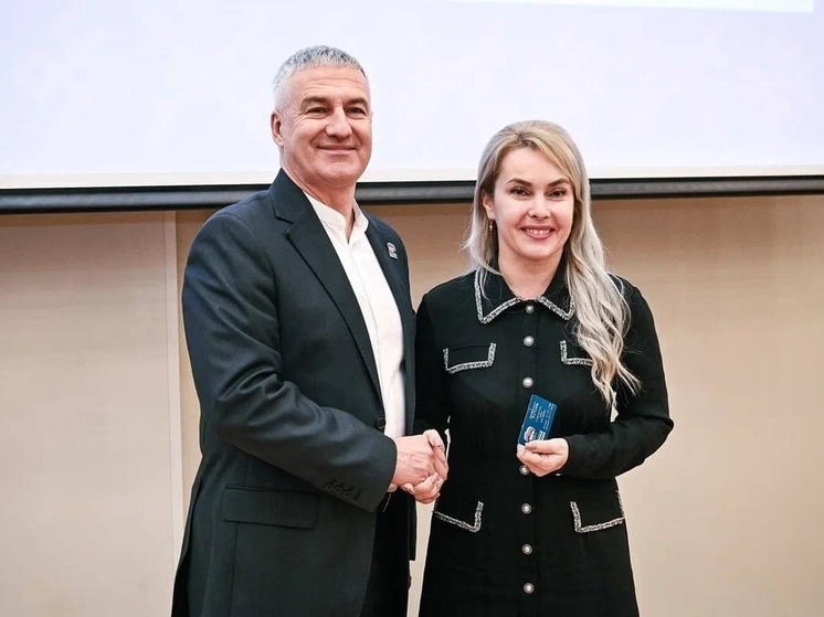 Глава Петрозаводска Инна Колыхматова получила партийный билет «Единой России»