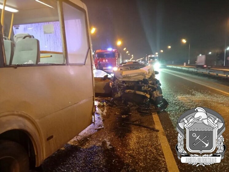 На Мурманском шоссе столкнулись легковушка, такси и рейсовый автобус