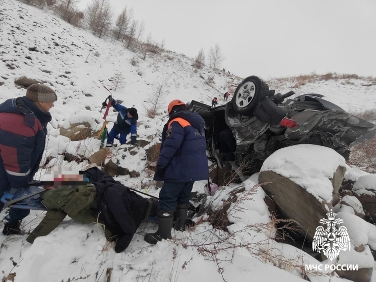 МЧС Тувы: спасатели вытащили пострадавших из искореженной автомашины, сорвавшейся в обрыв