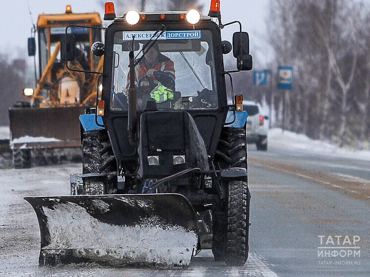 37 машин вывели на очистку дорог от наледи в Казани