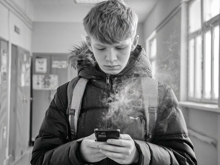 Псковские школьники и телефоны: почему отбирать – не выход?