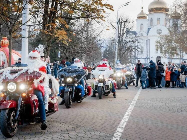 В Краснодаре прошел новогодний мотопробег Дедов Морозов и Снегурочек
