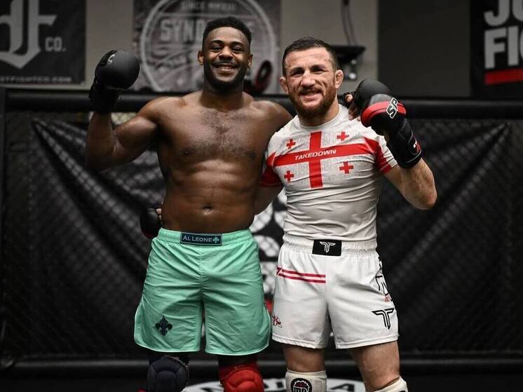 Алджамейн Стерлинг поддержал проигравшего товарища. 