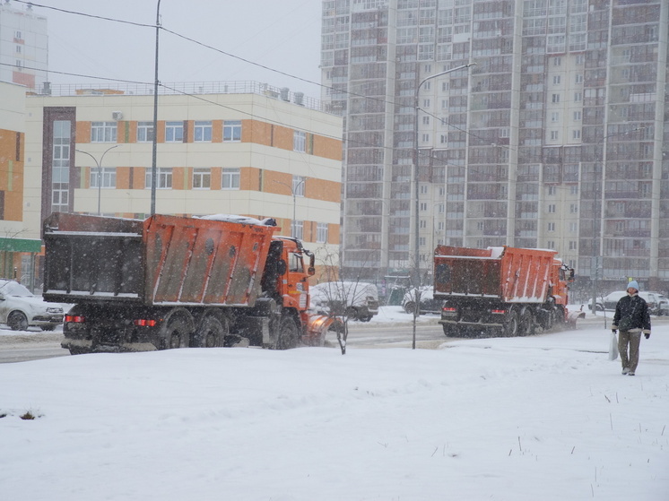 В Челябинске нарастили количество рабочих и машин для уборки снега
