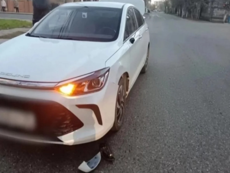 В Трусовском районе Астрахани две школьницы пострадали в ДТП, перейдя дорогу на красный свет