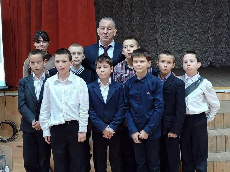 Забайкальские гости провели в амвросиевском детском доме уроки патриотизма и права