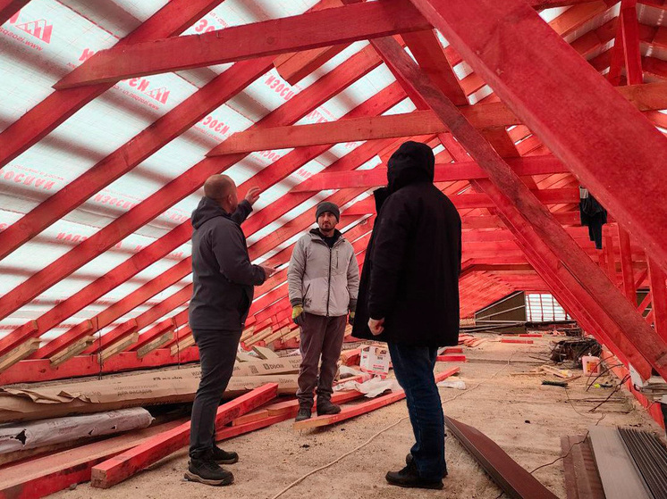 Липецкие строители обновляют многоквартирный дом в поселке Володарское