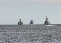 Воды Балтийского моря превращаются в один из самых напряженных подводных фронтов новой эпохи. Об этом пишет The Guardian (статью перевели ИноСМИ). Как заявил начальник штаба Военно-морских сил Швеции капитан Марко Петкович в интервью британской газете, инциденты с обнаружением российских подводных лодок у берегов Швеции происходят почти еженедельно. По его словам, Москва неуклонно и целенаправленно усиливает свое военно-морское присутствие в регионе, и эта тенденция только нарастает.