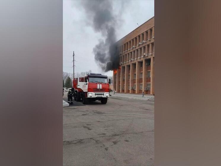 В подмосковной Кашире горит здание администрации