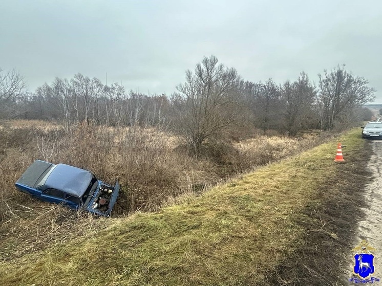 Водитель «семерки» слетел с дороги и опрокинулся в Самарской области 7 декабря