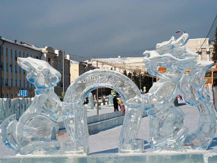 В Улан-Удэ на площади Советов началось строительство скульптур для ледового городка