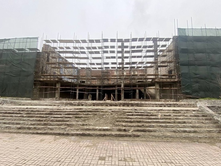 В Мариуполе началось восстановление конструктива здания дворца культуры «Искра»