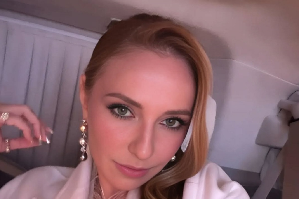 Перья и пайетки: Навка покрасовалась в образе тотал блэк на светском мероприятии