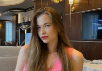 В прошлом российская художественная гимнастка, а сейчас модель Анастасия Шишмакова поделилась контентом из Дубая. Трехкратная чемпионка мира и двукратная чемпионка Европы показала соблазнительные изгибы и округлости идеальной фигуры.