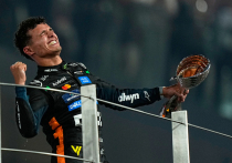 Британский автогонщик Ландо Норрис рыдал от радости, впервые выиграв чемпионат «Формулы-1», положив конец четырехлетнему правлению Макса Ферстаппена в королевском классе автоспорта