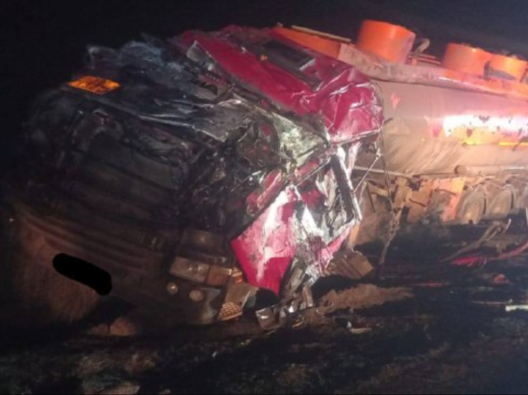 Водитель грузовика погиб в страшном ДТП на трассе Ростовской области