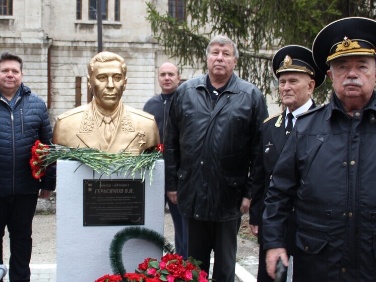 В декабре исполнится сто лет со дня рождения героя Великой Отечественной войны Владимира Ивановича Герасимова, руководившего одним из лучших боевых соединений подводных лодок Советского Союза и России. О том, как становятся героями и как их память чтят сегодня, в материале «МК в Крыму».