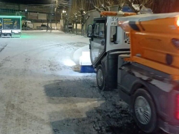 Безопасность в Кирове: подрядчики борются с обледенением дорог и тротуаров