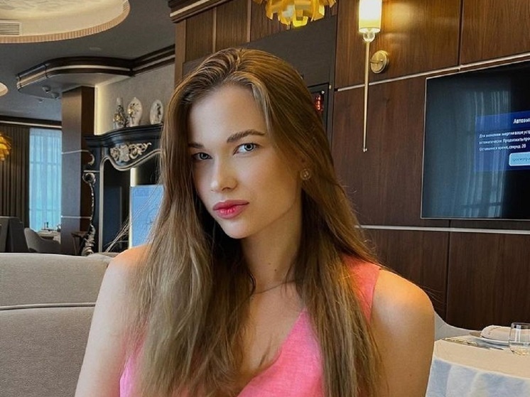 В прошлом российская художественная гимнастка, а сейчас модель Анастасия Шишмакова поделилась контентом из Дубая. Трехкратная чемпионка мира и двукратная чемпионка Европы показала соблазнительные изгибы и округлости идеальной фигуры.