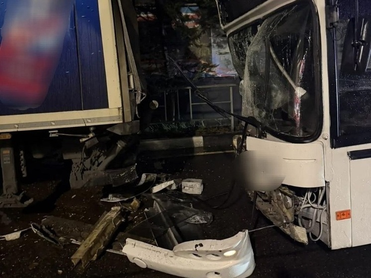 В Сочи автобус наехал на фуру с прицепом