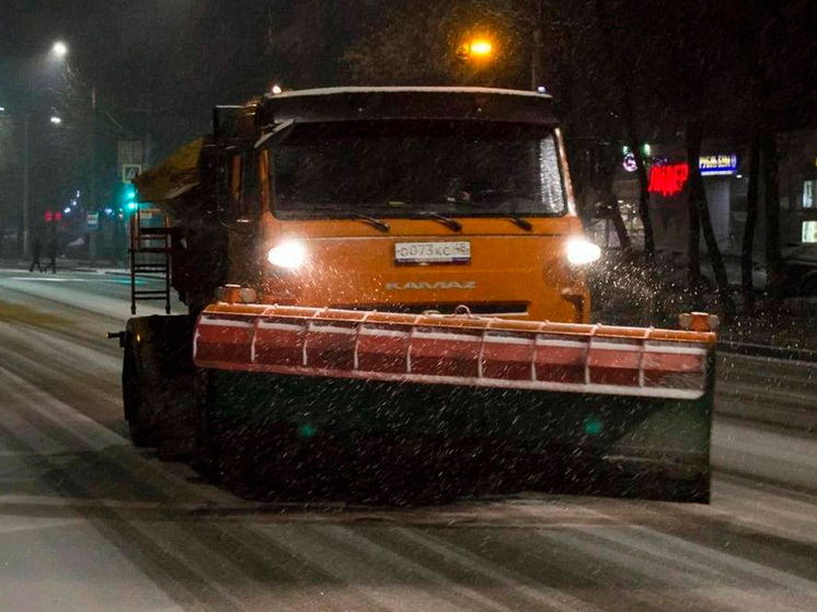 19 пескоразбрасывателей вышли на улицы Липецка после ночного снегопада