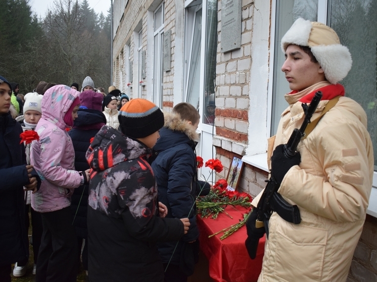 В Тверской области появилась памятная доска погибшему воину, ушедшему на СВО за сыном