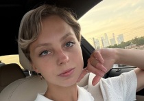 Выступающая в парном катании фигуристка Александра Бойкова призналась, что уже прониклась ощущением предновогоднего волшебства. Партнерша Дмитрия Козловского опубликовала атмосферное фото.