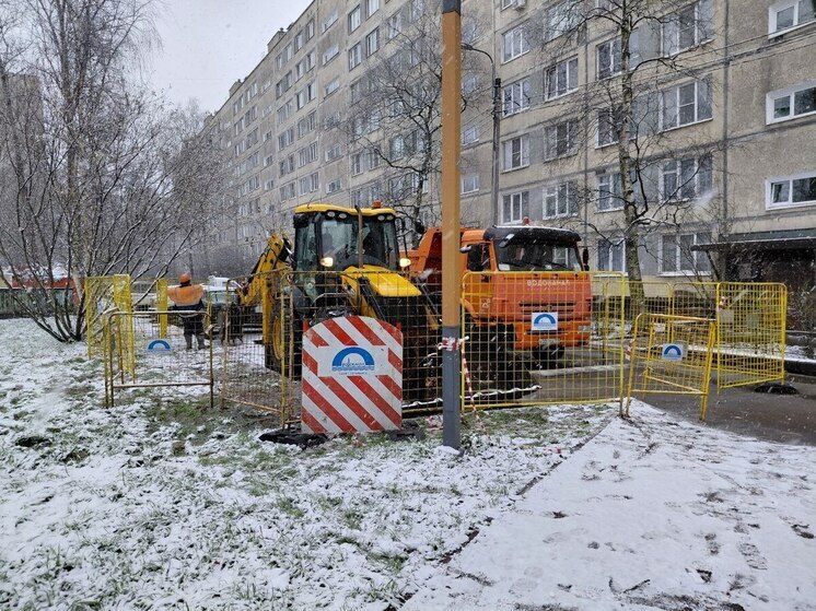 На улице Димитрова в Петербурге устраняют аварийный разрыв водопровода