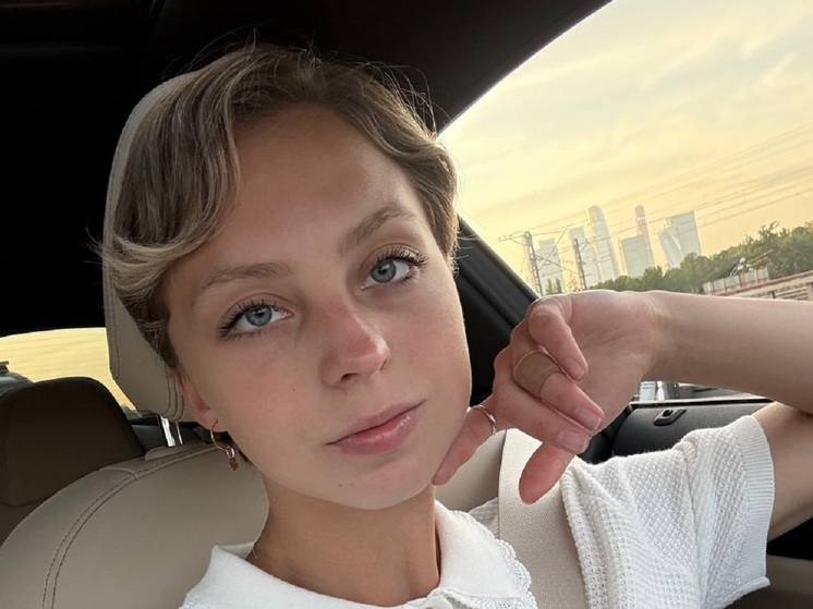 Выступающая в парном катании фигуристка Александра Бойкова призналась, что уже прониклась ощущением предновогоднего волшебства. Партнерша Дмитрия Козловского опубликовала атмосферное фото.