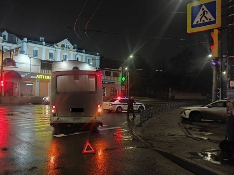 В Иванове пассажирский автобус при повороте сбил женщину