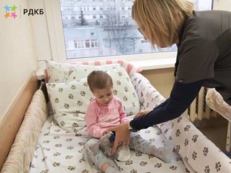 Трехлетняя девочка из Уфы, которую выбросил в окно отец, готовится к выписке