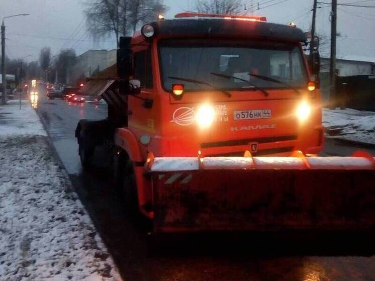В Костроме дорожники усилили противогололедную обработку трасс