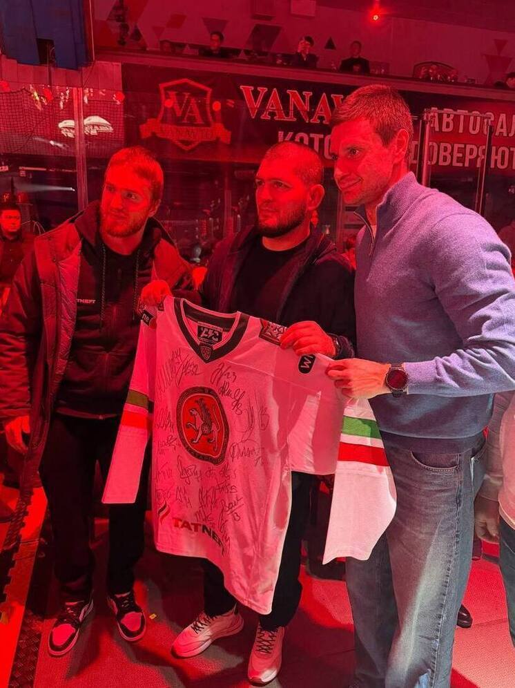 Хоккеисты «Ак Барса» подарили Хабибу клубный свитер с автографами