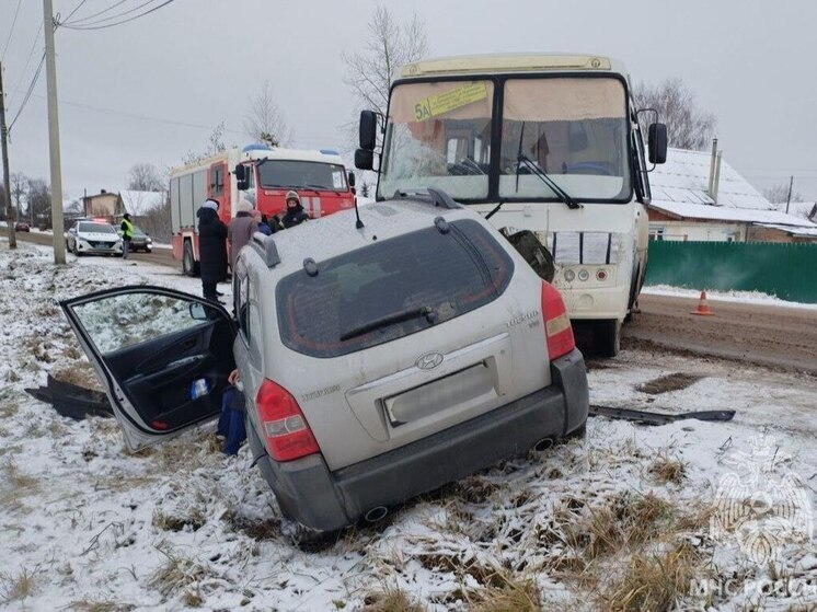 Две женщины пострадали при столкновении автомобиля и автобуса в Вичуге