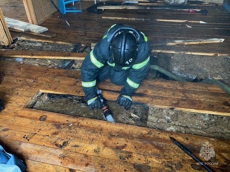 В Орловском округе в результате пожара выгорела изнутри деревянная дача