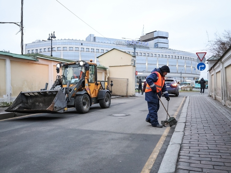 В Петербурге коммунальщики гоняют снег и мусор по улицам