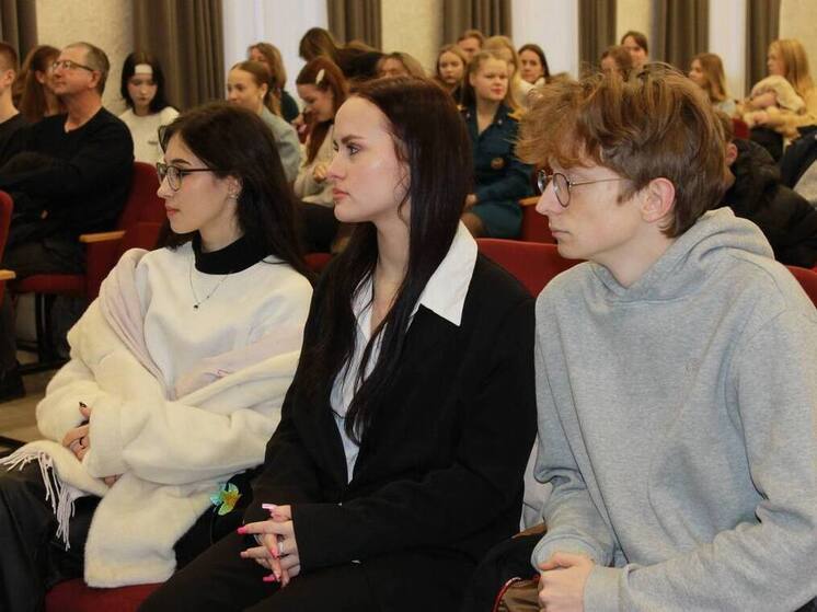 Псковские школьники и студенты обсудили конституцию на научной конференции