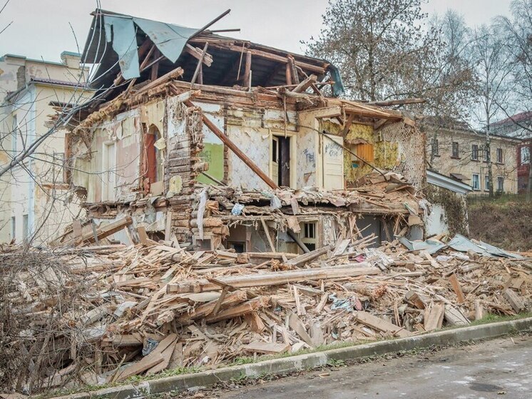 В Брянске на Фокина сносят аварийный многоквартирный дом