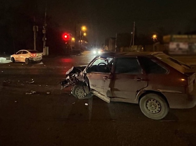 Два человека пострадали в ДТП с иномаркой и ВАЗом в Волгограде