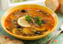 Солянка (или, как ее изначально называли, «селянка») — это не просто суп, а целая симфония вкусов: насыщенный, пряный, одновременно кислый и соленый, с богатой палитрой мяса и копченостей