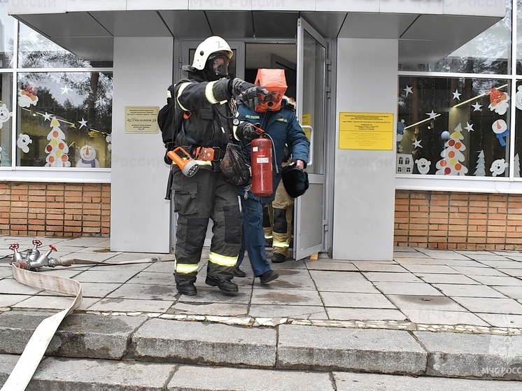 В Центре детского творчества в Заречном прошли пожарные учения с участием 23 спасателей