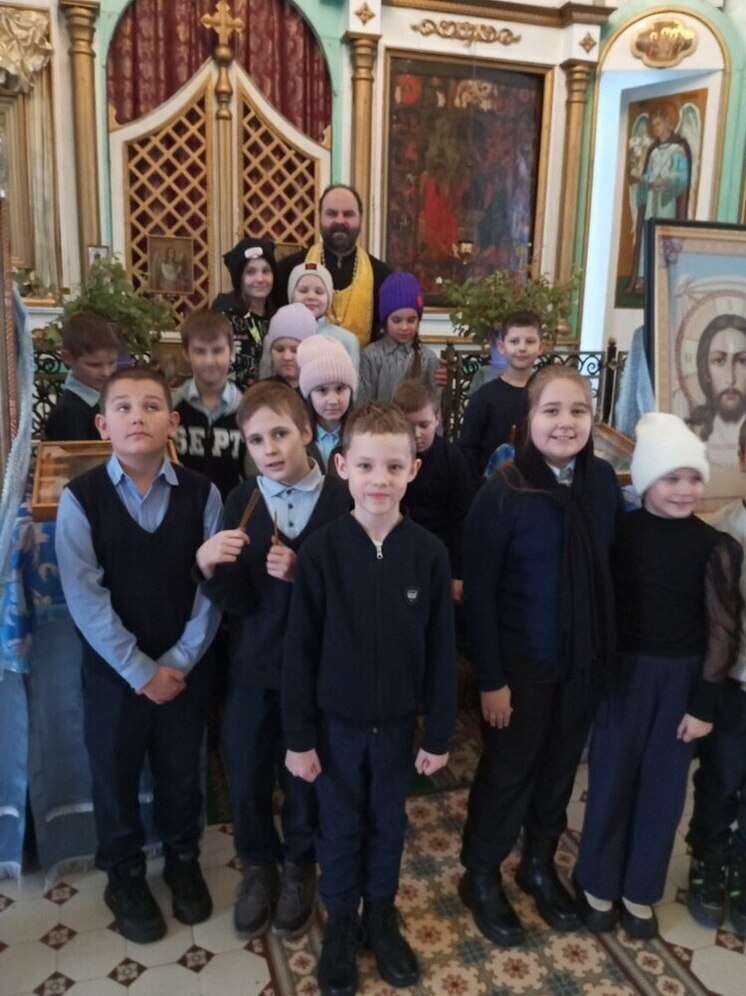 Ученики островской школы посетили Свято-Троицкий собор в рамках духовного кружка