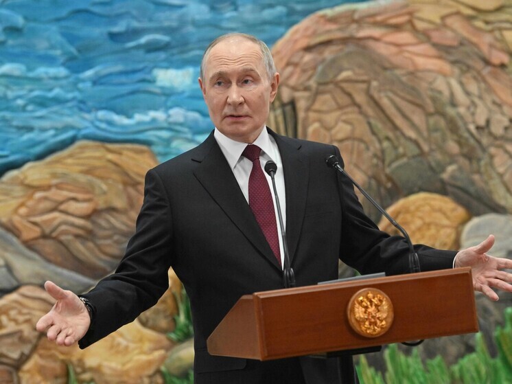 Путин заявил о необходимости поддерживать в семьях не только матерей, но и отцов