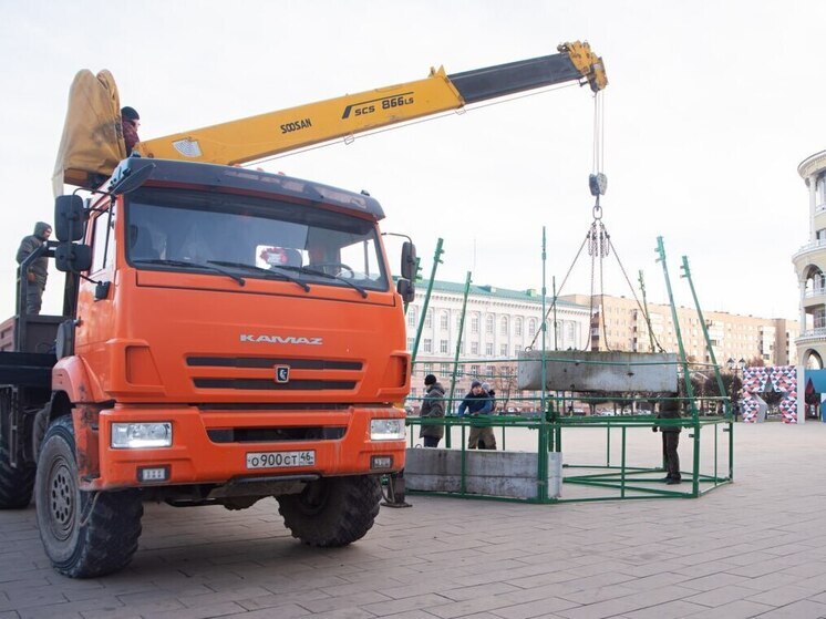 В центре Курска начали устанавливать главную новогоднюю ёлку высотой 17 метров