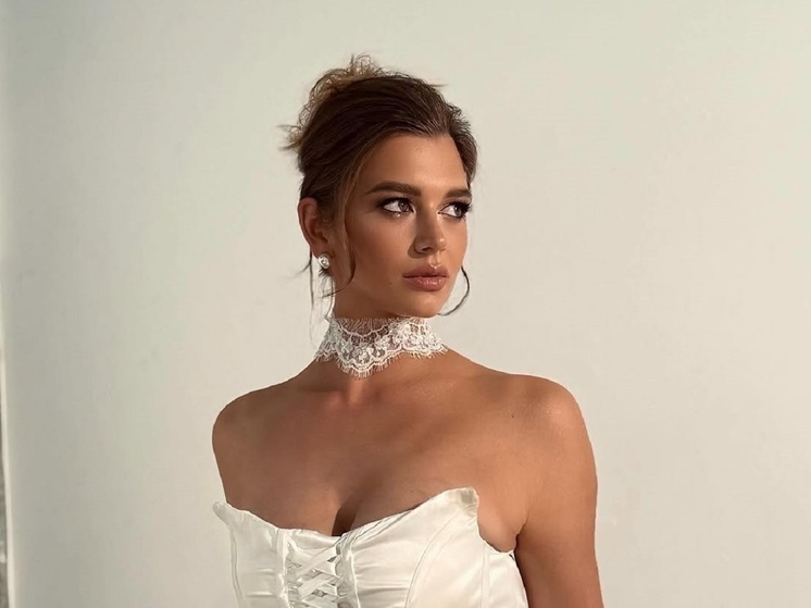 В прошлом художественная гимнастка, а теперь мама двоих сыновей Александра Солдатова побывала на светском мероприятии. Четырехкратная чемпионка мира похвасталась очаровательными формами в облегающем наряде.